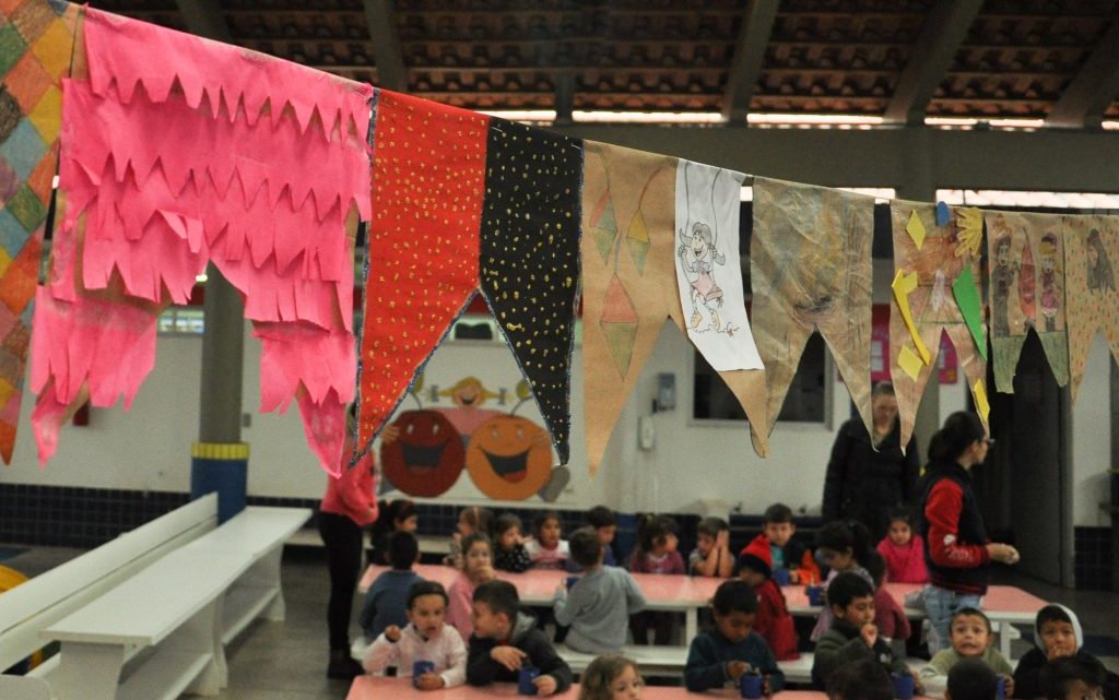Família e escola: Decoração da Festa Junina é organizada em parceria