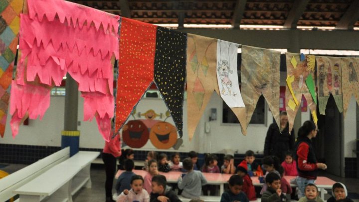 Família e escola: Decoração da Festa Junina é organizada em parceria