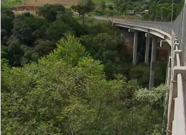 Jovem em liberdade provisória é assassinado a golpes de facão no contorno Oeste