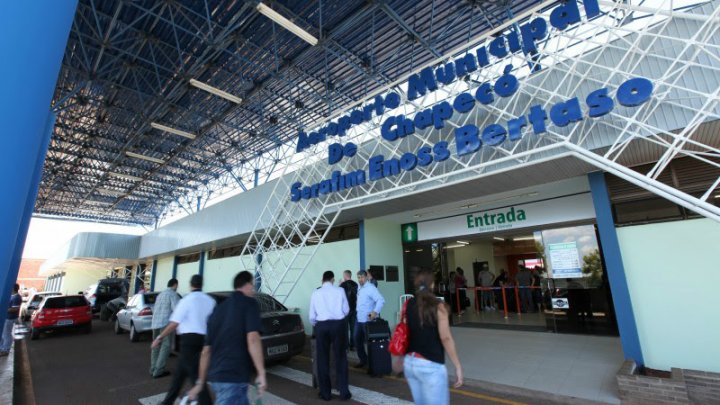 Técnicos resolvem problema de iluminação na pista do aeroporto de Chapecó