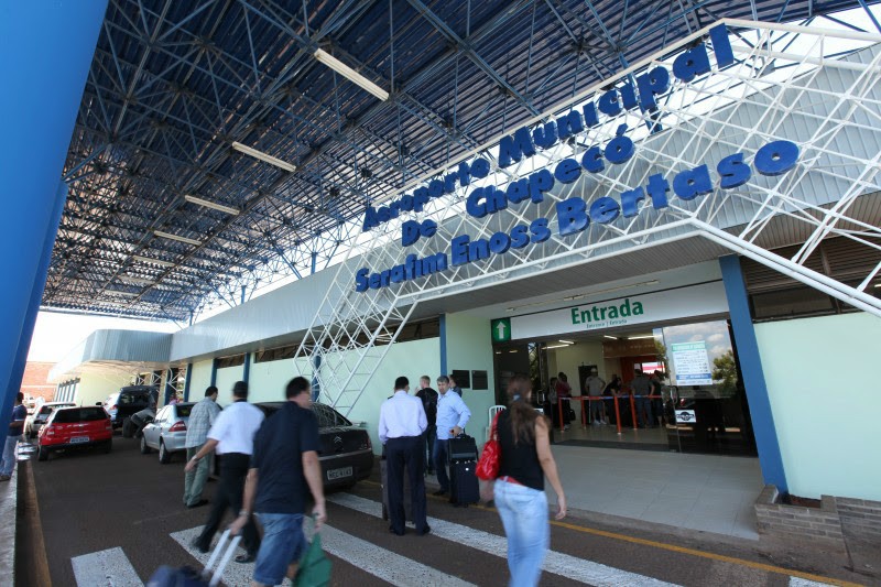 Técnicos resolvem problema de iluminação na pista do aeroporto de Chapecó