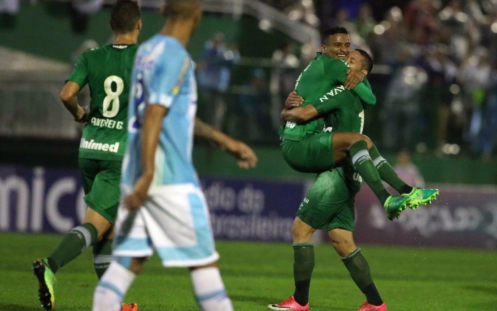 Chapecoense vence clássico e assume liderança do Brasileirão 2017