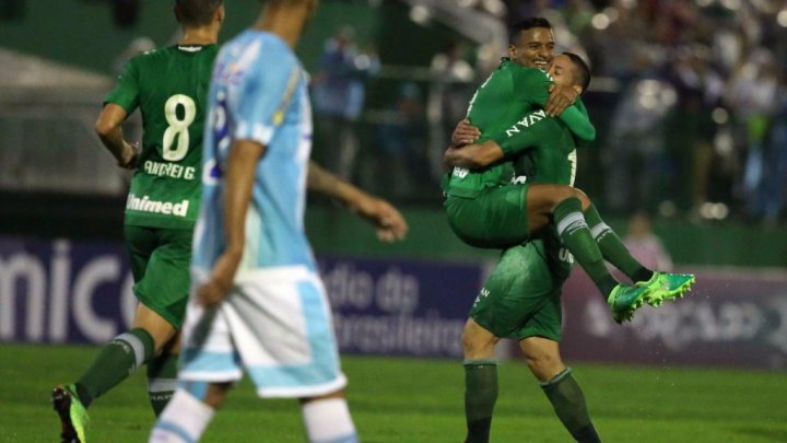 Chapecoense vence clássico e assume liderança do Brasileirão 2017