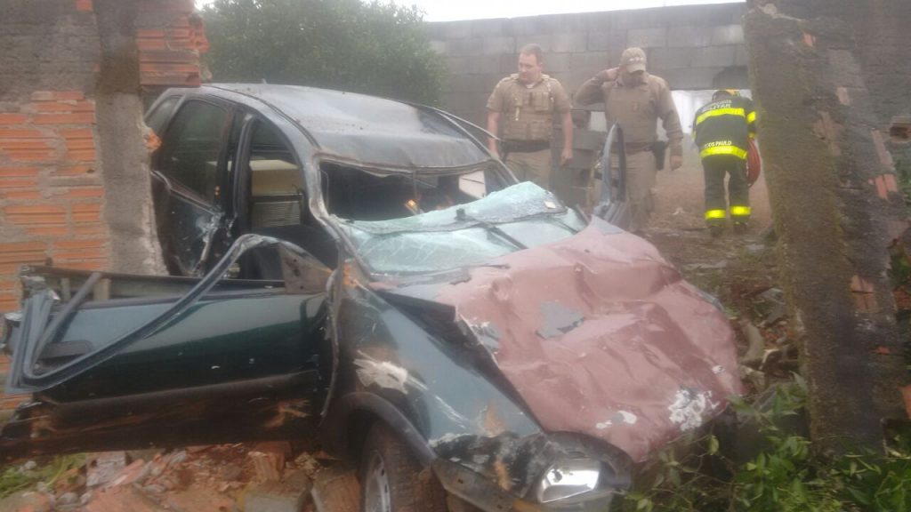 Chapecó- duas pessoas ficam gravemente feriadas após colidir em muro