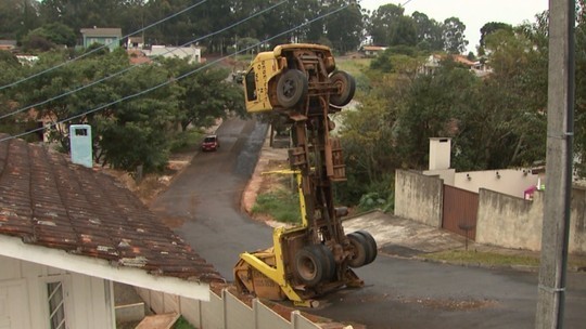 Caminhão não aguenta peso de caçamba em subida e fica ‘em pé’ no Paraná