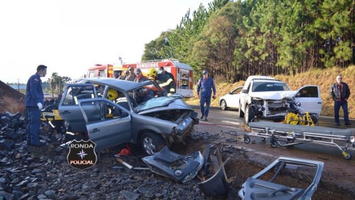 Duas pessoas ficam gravemente feridas em colisão frontal na 282 em Faxinal dos Guedes