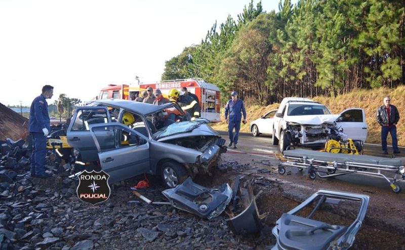 Duas pessoas ficam gravemente feridas em colisão frontal na 282 em Faxinal dos Guedes