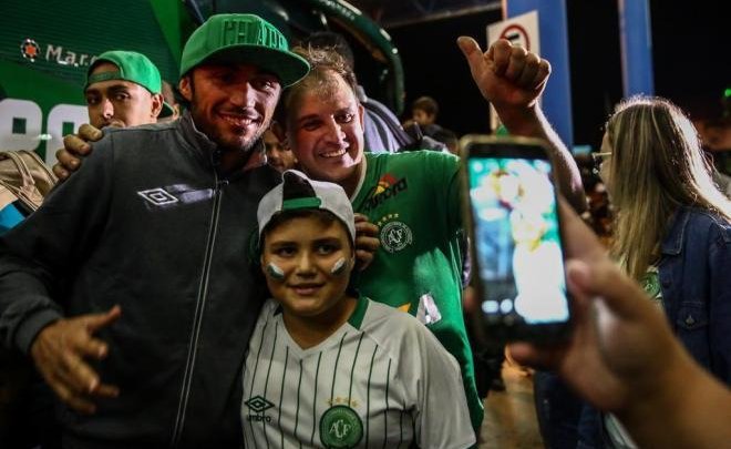 Torcedores vão ao aeroporto saudar a Chapecoense campeã Catarinense