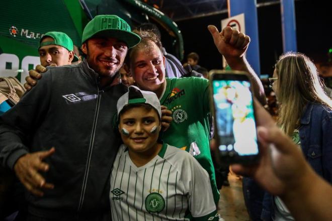 Torcedores vão ao aeroporto saudar a Chapecoense campeã Catarinense