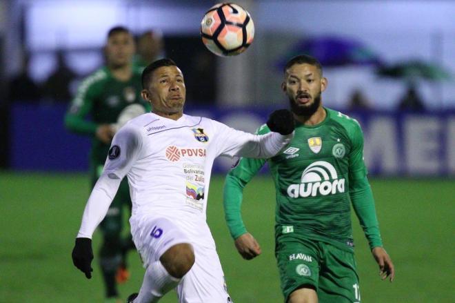 De virada e nos acréscimos, Chapecoense vence o Zulia e se garante na copa Sulamericana