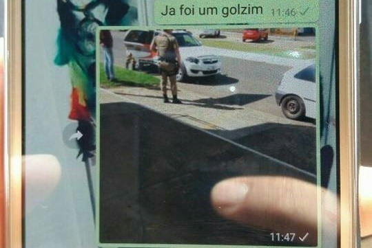 Jovem é preso após avisar sobre blitz no WhatsApp