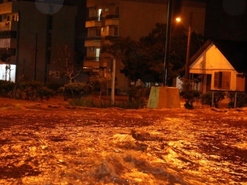 BARÃO DE COTEGIPE – Chuva forte faz rio transbordar, alagar ruas em Barão e interromper tráfego na BR 480