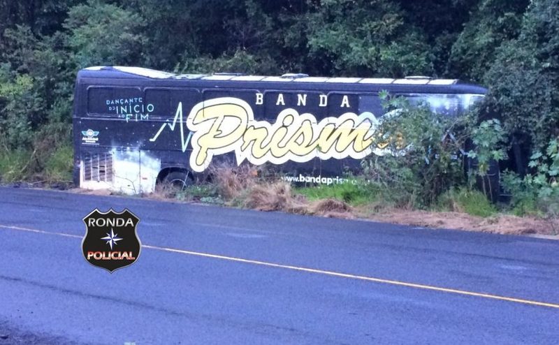 Saída de pista envolvendo ônibus de banda é registrada na SC-157 em Quilombo