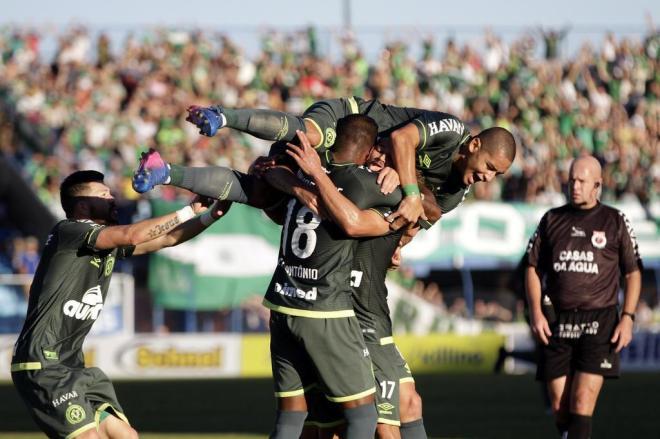 Chape joga por empate para chegar ao segundo título em quatro dias