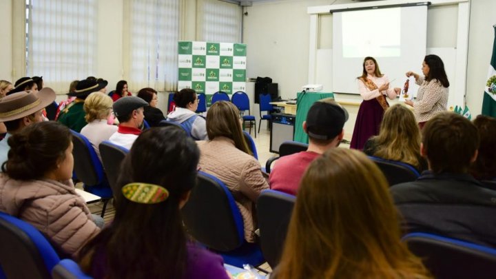 Instrutores do Projeto Farroupilha recebem formação