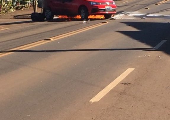 Acidente causa incêndio em carro e moto no município de Riqueza