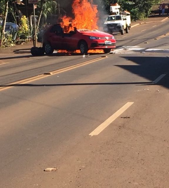 Acidente causa incêndio em carro e moto no município de Riqueza
