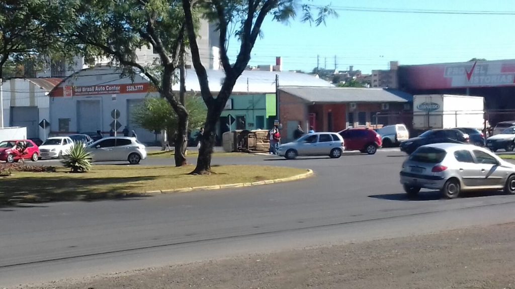 CHAPECÓ – Capotamento de veículo na Av. Fernando Machado