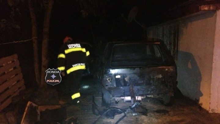 Veículo é consumido pelo fogo durante a madrugada no bairro Jardim Itália