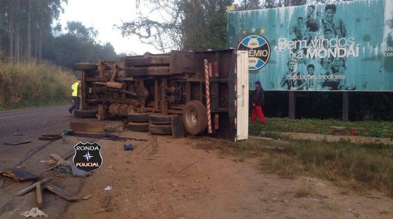 Quatro pessoas ficam gravemente feridas em violenta colisão entre carro e caminhão