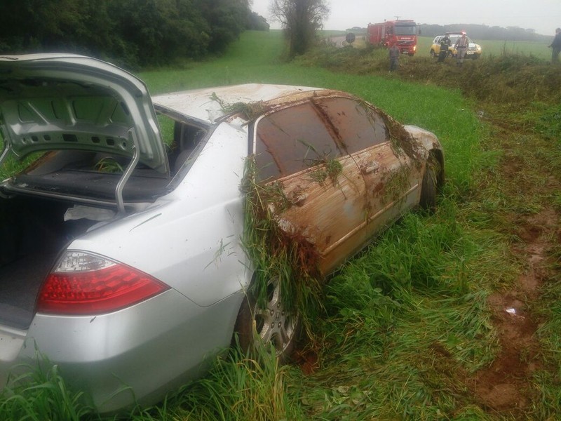 Carro com funcionários do Grêmio capota na ERS 406, em viagem até Chapecó