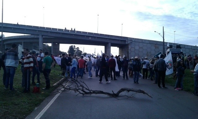Manifestantes bloqueiam o trevo da BR-282, em Chapecó; Trânsito já foi liberado