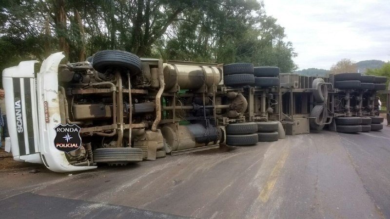 Motorista fica preso as ferragens e carreta tomba em violenta colisão na BR-282 em Cordilheira Alta