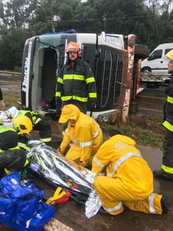 Motorista fica ferido após caminhão tombar na BR-480 em Chapecó