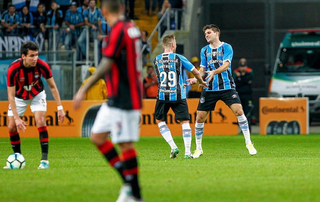 Grêmio goleia o Atlético-PR e joga com vantagem na Arena da Baixada