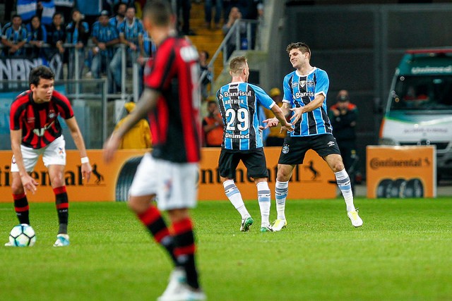 Grêmio goleia o Atlético-PR e joga com vantagem na Arena da Baixada