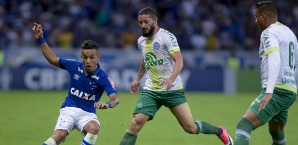 Chapecoense bate Cruzeiro no Mineirão e toma ponta do Corinthians