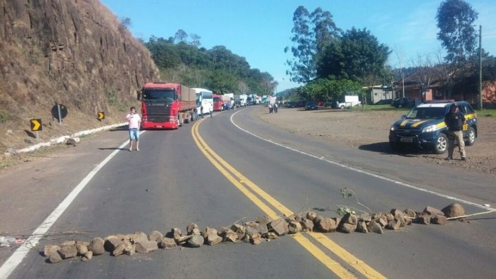 Indígenas fecham a BR-386 em Iraí, no RS, próximo à divisa com Santa Catarina