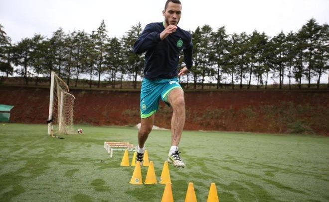 Zagueiro Neto começa a treinar com o grupo da Chapecoense