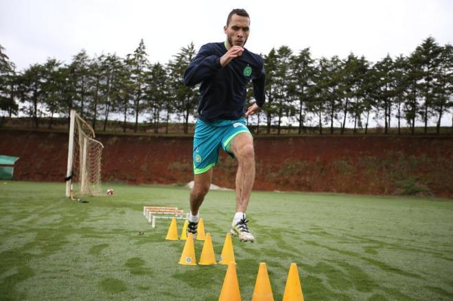 Zagueiro Neto começa a treinar com o grupo da Chapecoense