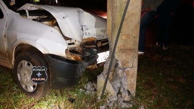 Motorista embriagado colide carro em poste durante a noite no acesso a Chapecó
