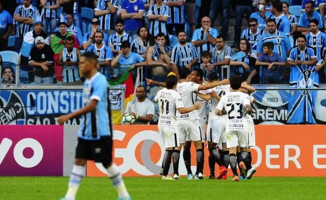 Luan erra pênalti, e Grêmio perde para o Corinthians na Arena