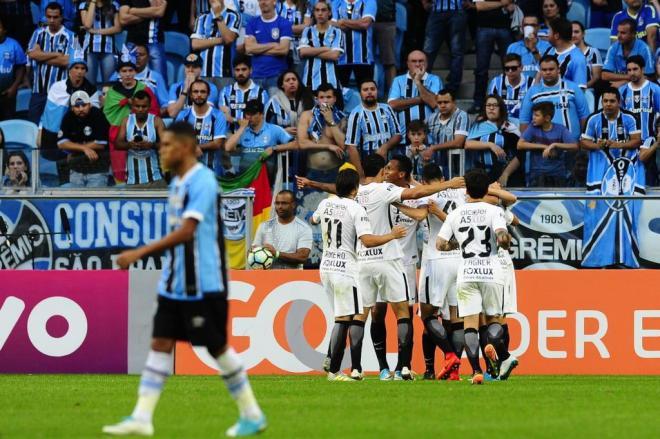 Luan erra pênalti, e Grêmio perde para o Corinthians na Arena