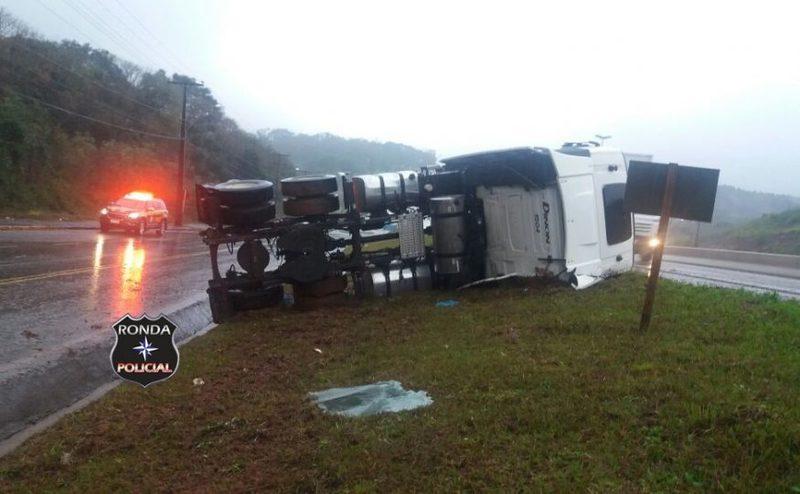 Caminhoneiro gaúcho fica ferido ao tombar veículo no acesso à Chapecó