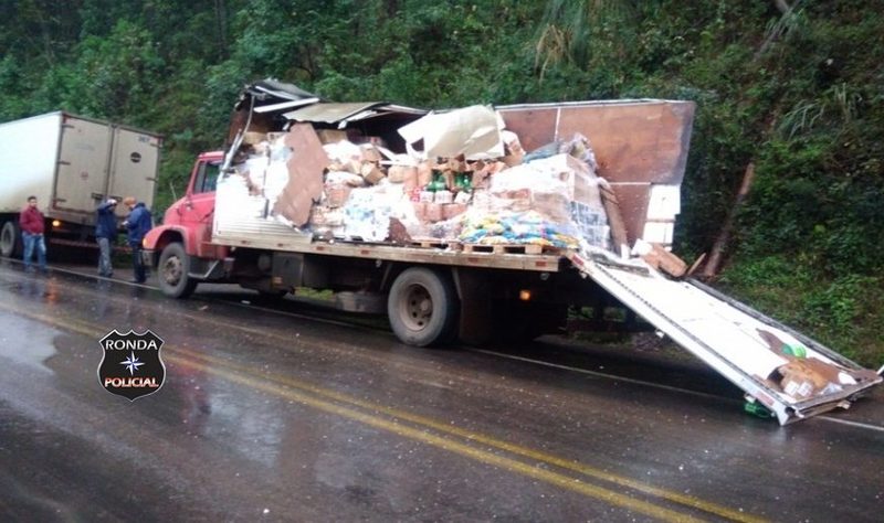 Engavetamento envolve três caminhões e um carro na 282