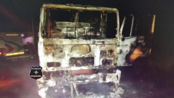 Caminhão de Chapecó é completamente consumido pelo fogo na SC-160