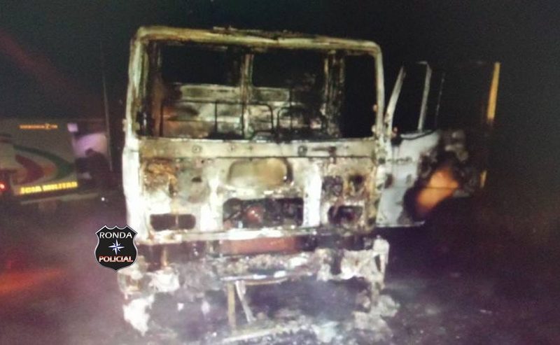 Caminhão de Chapecó é completamente consumido pelo fogo na SC-160