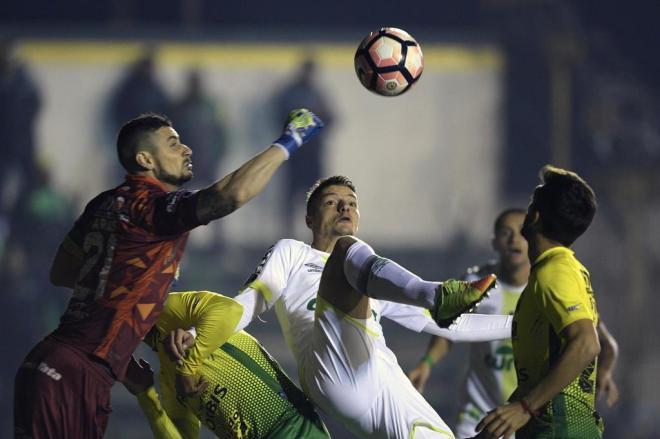 Chapecoense perde jogo na Argentina com gol nos acréscimos