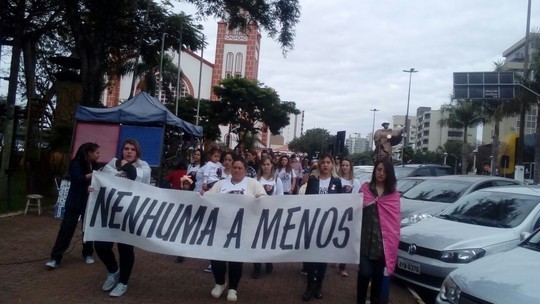 Mulheres fazem manifestação contra morte de jovem em Chapecó