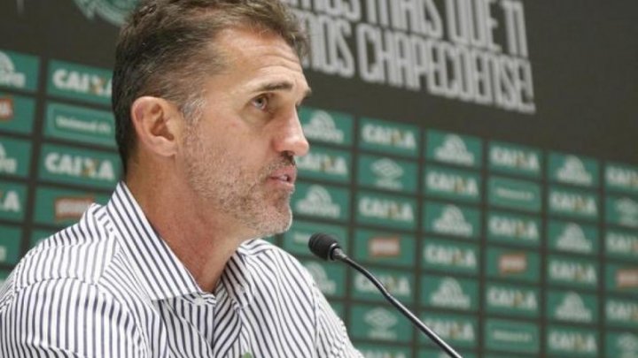 “É um absurdo levar nove gols em dois jogos”, cobra Vagner Mancini após derrota da Chapecoense