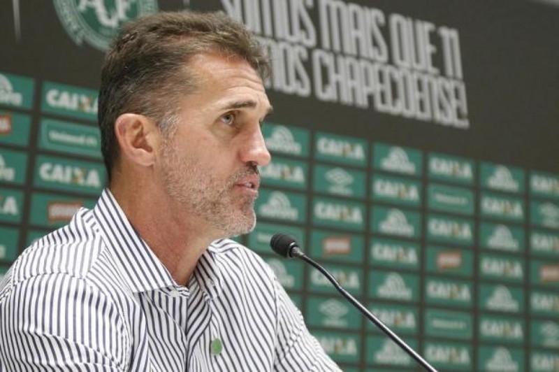 “É um absurdo levar nove gols em dois jogos”, cobra Vagner Mancini após derrota da Chapecoense