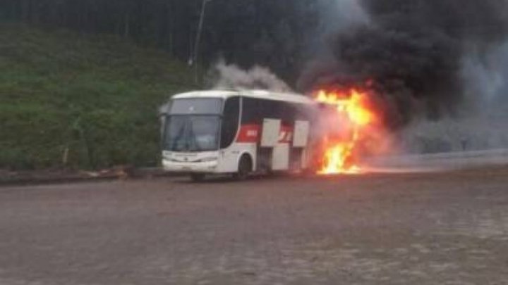 POUSO NOVO – Ônibus da Unesul pega fogo durante viagem pela BR-386