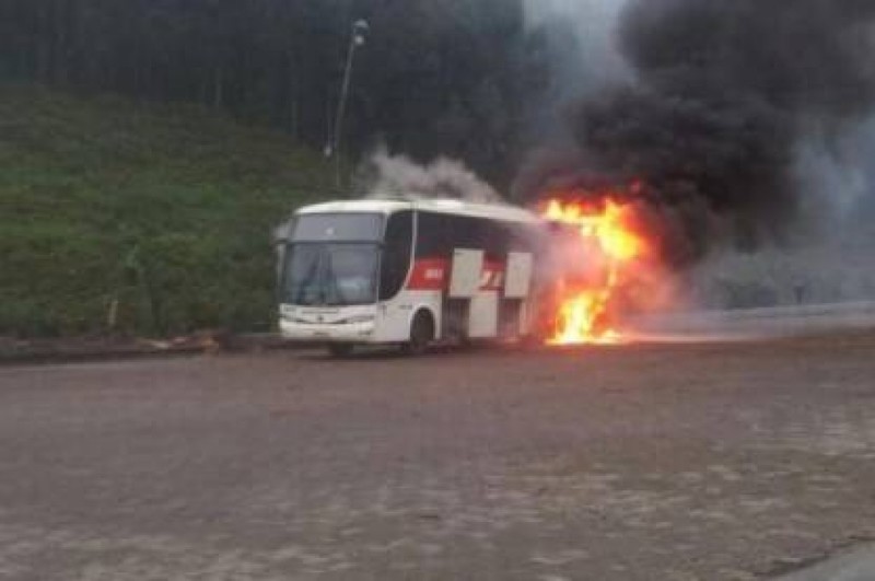POUSO NOVO – Ônibus da Unesul pega fogo durante viagem pela BR-386