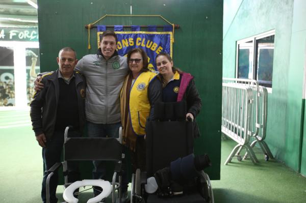 Jackson Follmann doa cadeiras de rodas ao Lions Clube de Chapecó