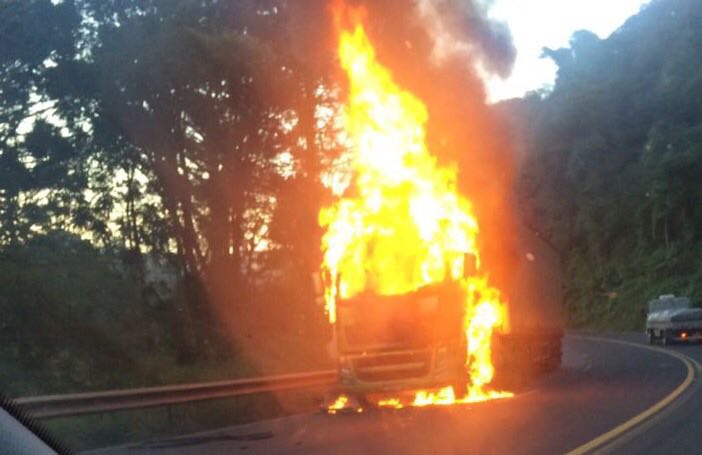 Cordilheira Alta – Carreta pega fogo na SC 157