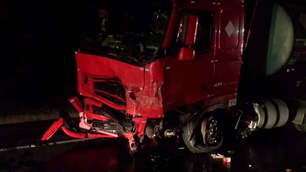 Acidente gravíssimo entre carro e caminhão no porto Goio-ên